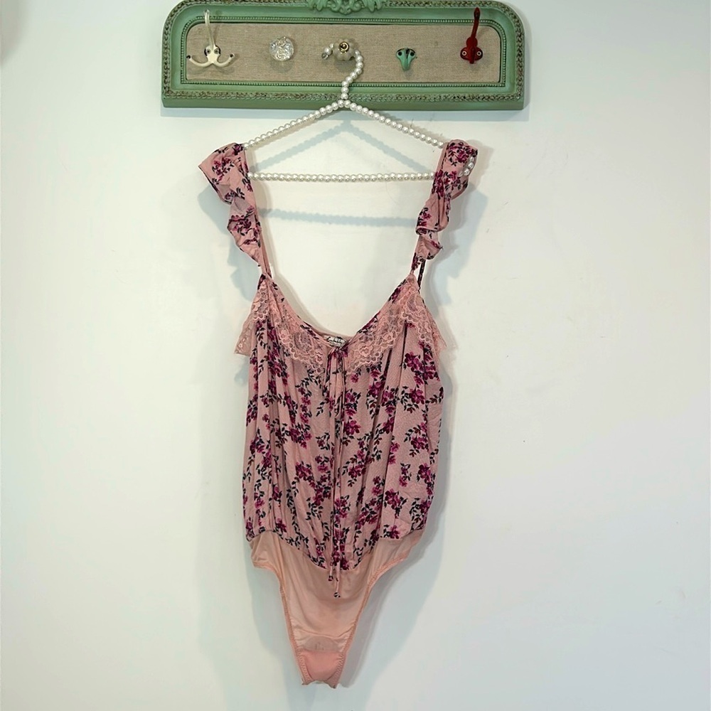 FREE PEOPLE Take It Away Pink Floral Thong Bodysuit size large women’s new w/tag